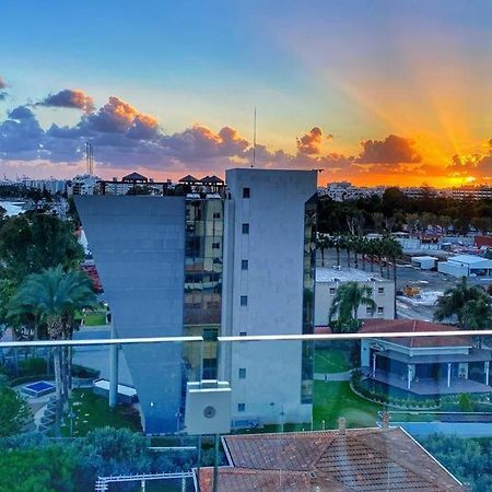 The White Pearl Suite - Beach Front City Centre With Sea View. ลิมาซอล ภายนอก รูปภาพ