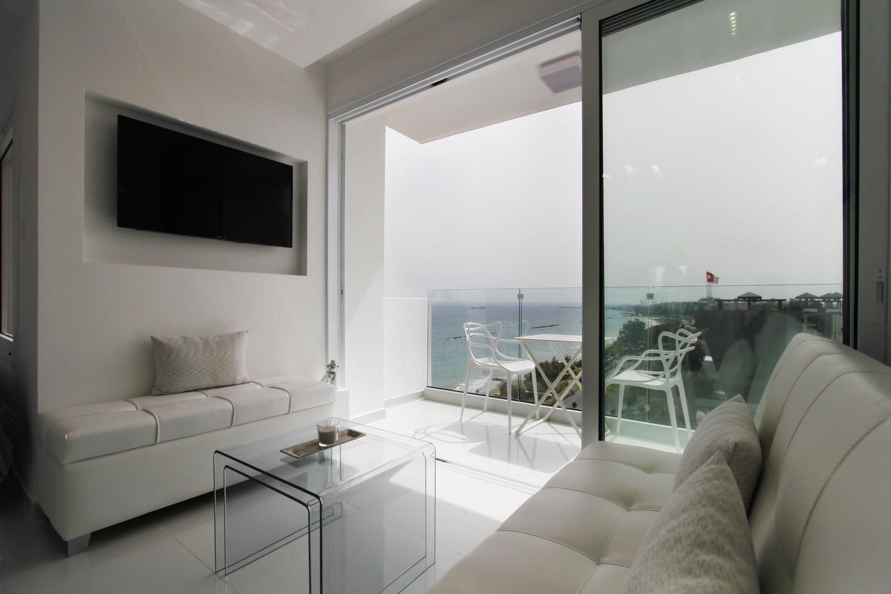The White Pearl Suite - Beach Front City Centre With Sea View. ลิมาซอล ภายนอก รูปภาพ