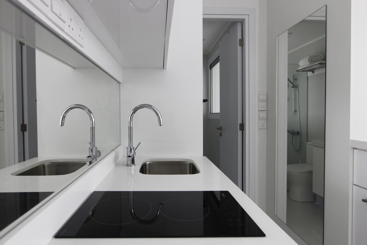The White Pearl Suite - Beach Front City Centre With Sea View. ลิมาซอล ภายนอก รูปภาพ