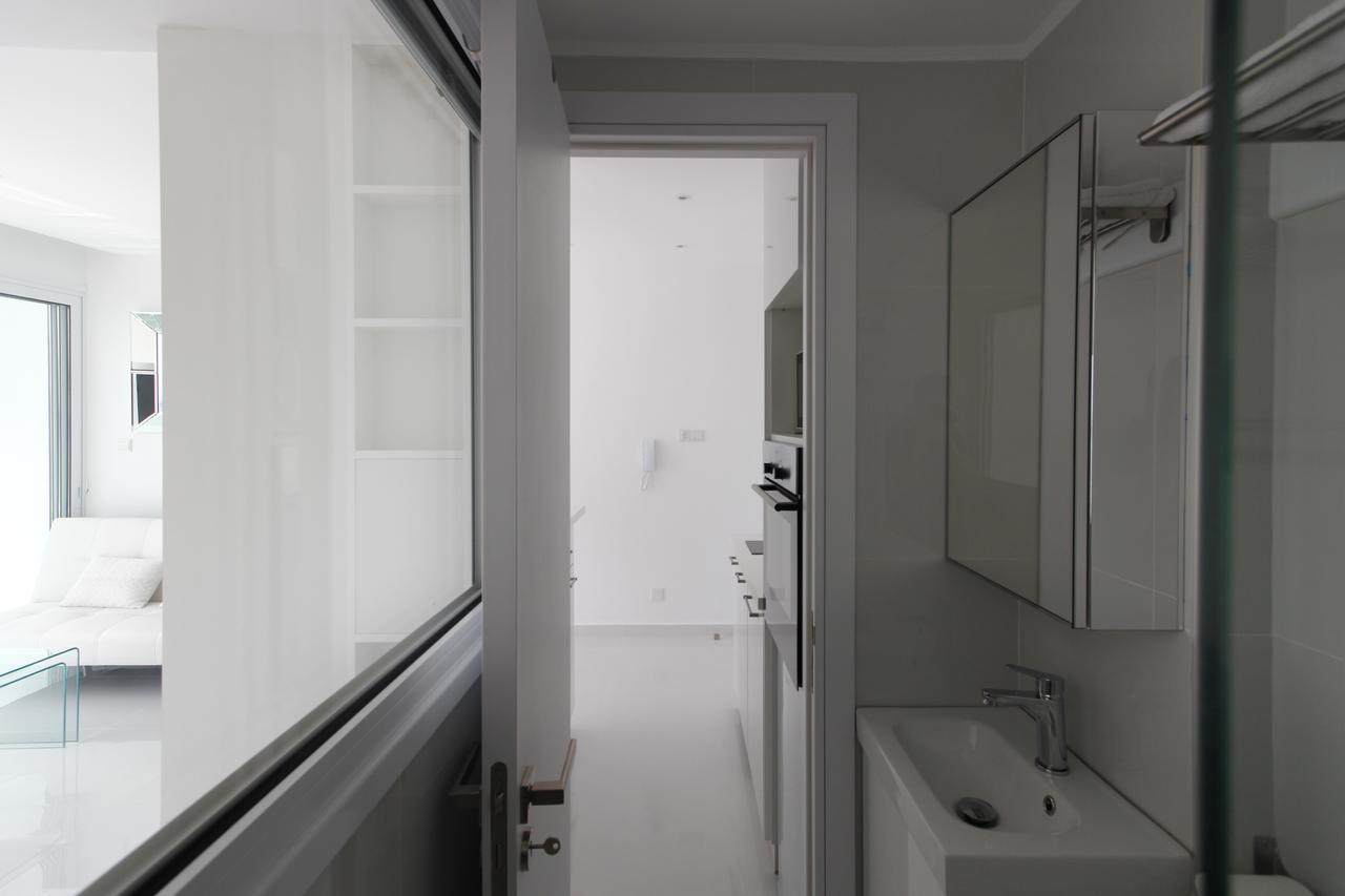 The White Pearl Suite - Beach Front City Centre With Sea View. ลิมาซอล ภายนอก รูปภาพ